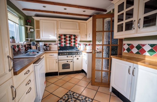 Gloucester House | Sleeps 8-10 | 4 Bed Cotswold Home with Hot Tub, Games Room & Private Parking