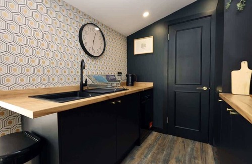 Pontyclun House | Sleeps14/Sauna/ColdPlunge/Hottub/XLgarden/gameroom