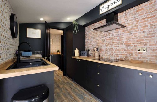 Pontyclun House | Sleeps14/Sauna/ColdPlunge/Hottub/XLgarden/gameroom