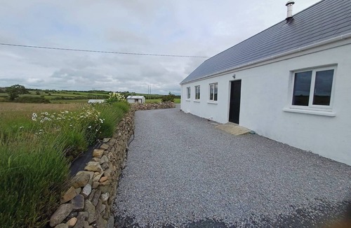 Ballyduff House | Sleeps5-200yrFarmhouse-FreeParking-Garden