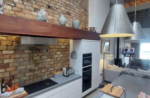 Sutton House | Sophisticated Seafront 3BD+Suntrap Landscaped Yard