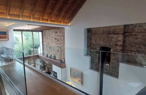 Sutton House | Sophisticated Seafront 3BD+Suntrap Landscaped Yard