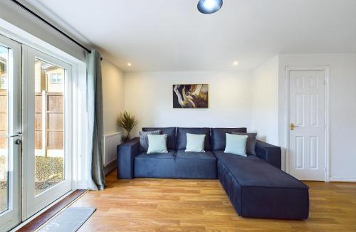 Cheltenham House | Sotherby Walk by Signature Stays - Townhouse - Parking - Modern