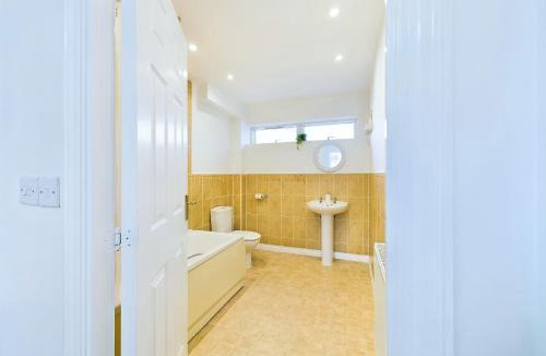 Cheltenham House | Sotherby Walk by Signature Stays - Townhouse - Parking - Modern