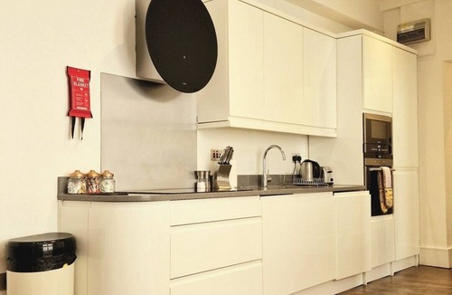 Bread Street Apartment | Spacious 1bd Unit - Steps from Blackfriars Bridge