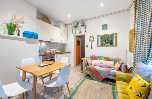 Camberwell Apartment | Spacious 2-BDR Vibrant City Cottage in Camberwell