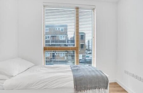 Camberwell Apartment | Spacious 2 bed with balcony view