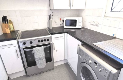 Kennington Apartment | Spacious 2 Bedroom flat with Balcony – 5 min to Kennington Tube, Central London