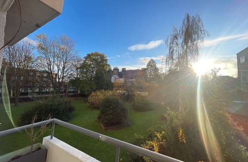 Kennington Apartment | Spacious 2 Bedroom flat with Balcony – 5 min to Kennington Tube, Central London