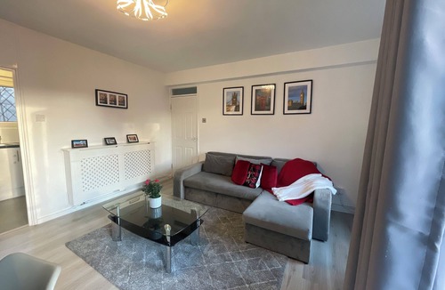 Kennington Apartment | Spacious 2 Bedroom flat with Balcony – 5 min to Kennington Tube, Central London