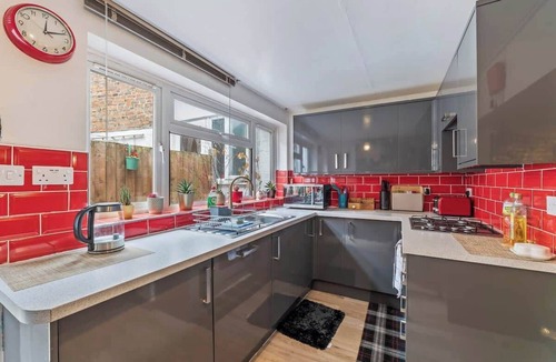 Gloucester House | Spacious 2BR House | Sleeps 5 | Gloucester Centre