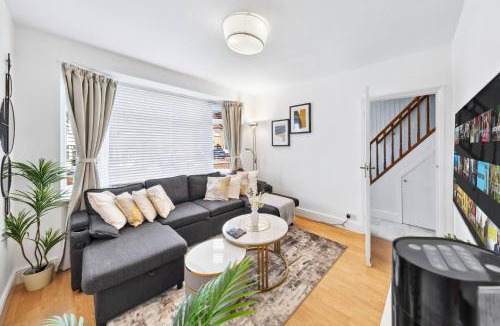 Dartford House | Spacious 3 bd Garden M25, Free Parking,Bluewater