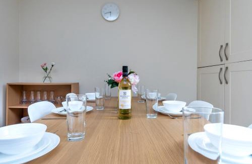 Shadwell House | Spacious 3-Bedroom Whitechapel City House - 3 Mins to Train - Free Parking & Garden