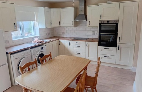Ballinasloe House | Spacious 3BR House wiz Free Parking WiFi