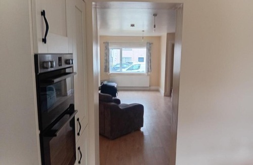 Ballinasloe House | Spacious 3BR House wiz Free Parking WiFi