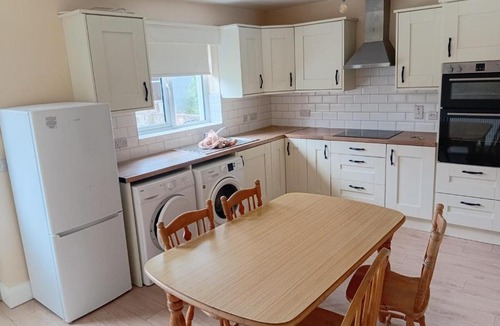 Ballinasloe House | Spacious 3BR House wiz Free Parking WiFi