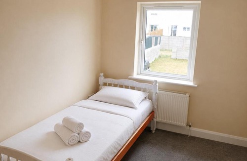 Ballinasloe House | Spacious 3BR House wiz Free Parking WiFi