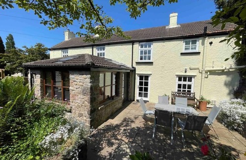 Chepstow House | Spacious 3BR in Historic Chepstow, Cottage Garden