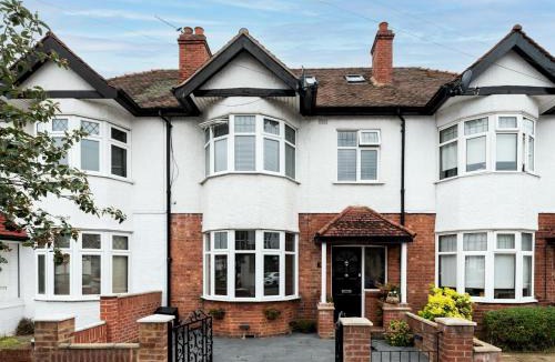 New Eltham House | Spacious 4-Bed House Direct Link to Central London - Pass the Keys