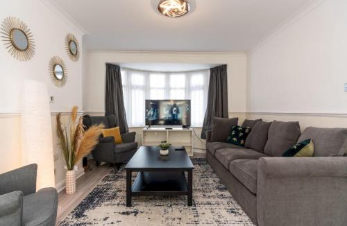 Barnehurst House | Spacious 4 Bed House Free Parking Near Station - Pass the Keys