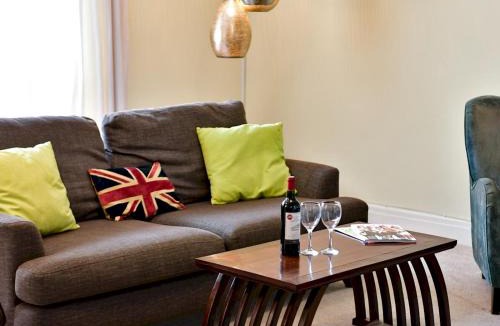 Barry House | Spacious 4 Bedroom home with Parking Garden - Pass the Keys