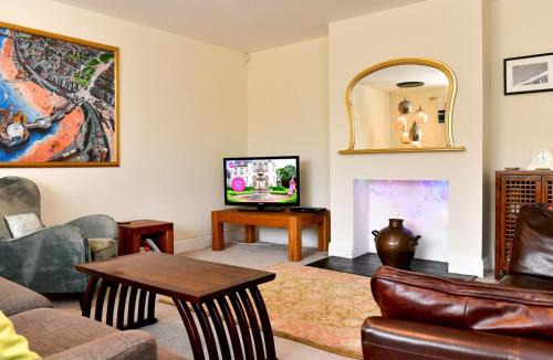 Barry House | Spacious 4 Bedroom home with Parking Garden - Pass the Keys