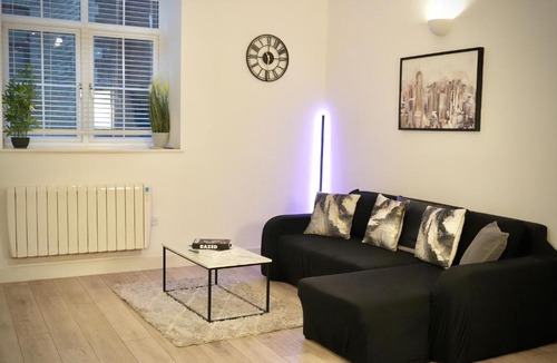 Newport Apartment | Spacious 4BR Apartment 7 Beds Near Station
