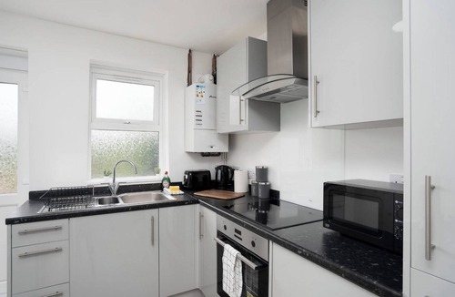 Lincoln House | Spacious 4BR Home with Garden and Parking