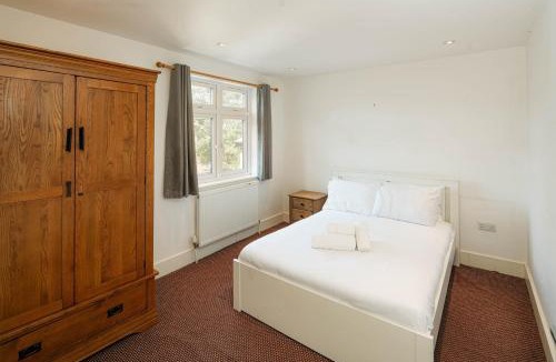 Wood Green House | Spacious 4BR Home with Private Garden
