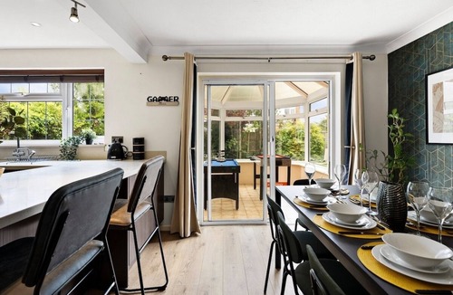 Cheltenham House | Spacious 5-Bedroom Home in Cheltenham