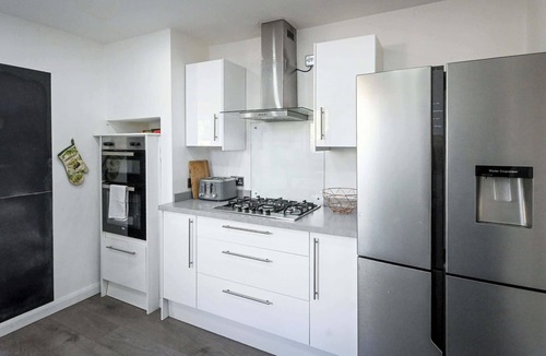 Luton House | Spacious 5 Bedroom House by Jesswood Properties with Private Pool Parking x 3