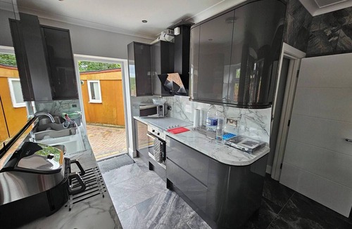 Staines House | Spacious 5-Bedroom House in Staines-upon-Thames with Garden