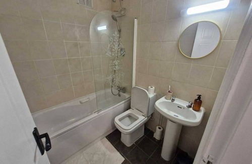 Santry Apartment | Spacious Bright Modern Apt With Garden