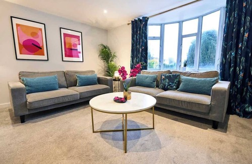 Westbourne Apartment | Spacious Central Luxe Apt - Sleeps 10, Elevator & AC