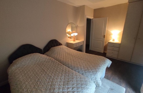 Lahinch Apartment | Spacious, comfortable, ground-floor apartment in the centre of Lahinch.
