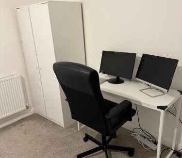 South Hornchurch House | Spacious en-suite room near Rainham & Dagenham