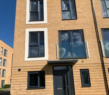 South Ockendon House | Spacious Entire 4 Bed House With 2 Free Parking Bays Early Check-in Late Check- Out Allowed