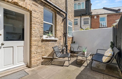 Canbury House | Spacious Family Home with Garden