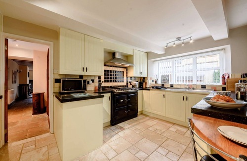 Bourton-on-the-Water House | Spacious and contemporary, family-friendly holiday home in the Cotswolds with a tranquil garden - Gr