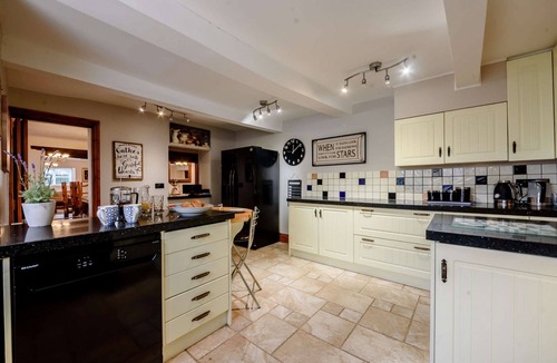 Bourton-on-the-Water House | Spacious and contemporary, family-friendly holiday home in the Cotswolds with a tranquil garden - Gr