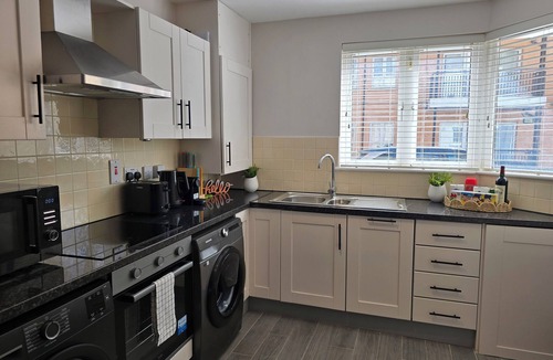 Ongar House | Spacious Modern 3 bedroom Dublin Home | Fast 1 GB WiFi | Workspaces | Sleeps 7