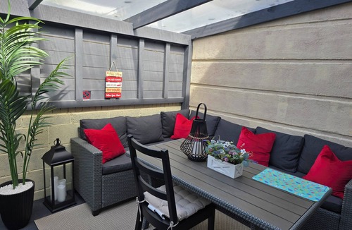 Ongar House | Spacious Modern 3 bedroom Dublin Home | Fast 1 GB WiFi | Workspaces | Sleeps 7