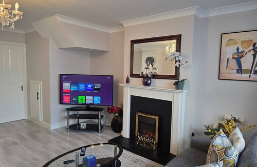 Ongar House | Spacious Modern 3 bedroom Dublin Home | Fast 1 GB WiFi | Workspaces | Sleeps 7