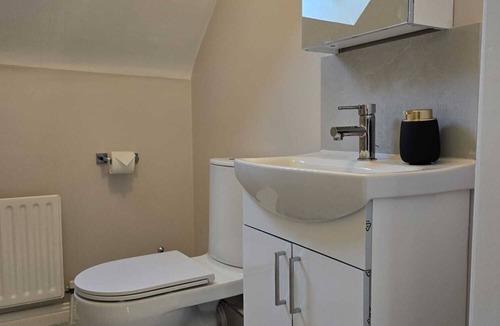 Ongar House | Spacious Modern 3 bedroom Dublin Home | Fast 1 GB WiFi | Workspaces | Sleeps 7