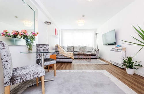 St. Mary's Park Apartment | | Spacious n' Modern One Bed Riverside Apartment |