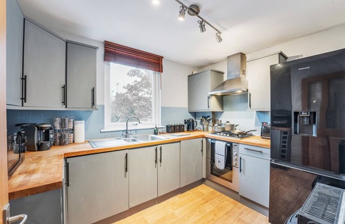 Dartford Apartment | Spacious Private Apartment in Central Dartford with Free Parking. TFL Zone 6