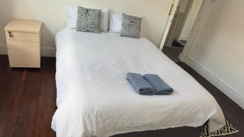 Bristol House | Spacious room 3