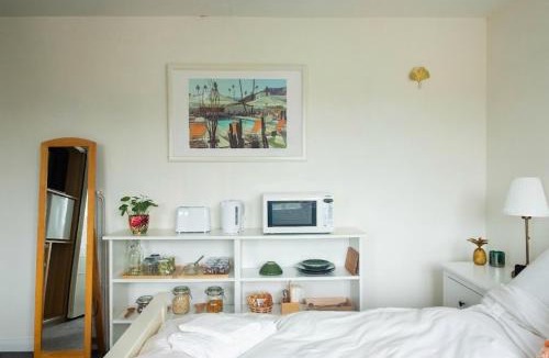 Bray on Thames Bed & Breakfast | Spacious room in family home with private jacuzzi bath near Legoland, Windsor, Bray
