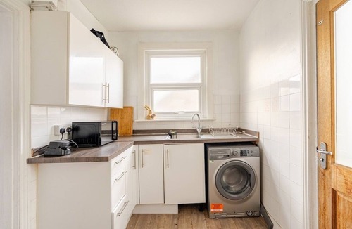Uxbridge South House | Spacious room w/Wifi + Kitchen 4