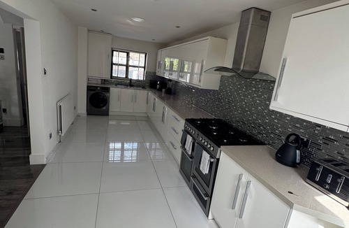 Trowbridge House | Spacious | Sleeps 7 | Driveway Parking | Dartboard